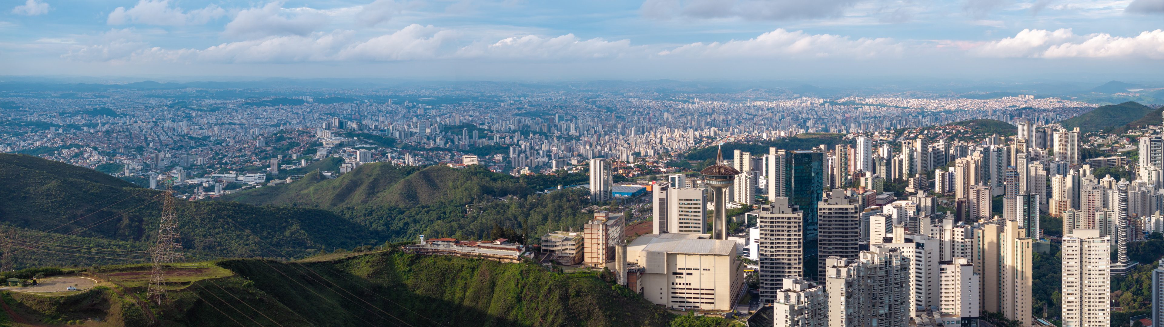 Belo Horizonte vista do alto, com a Serra do Curral ao fundo