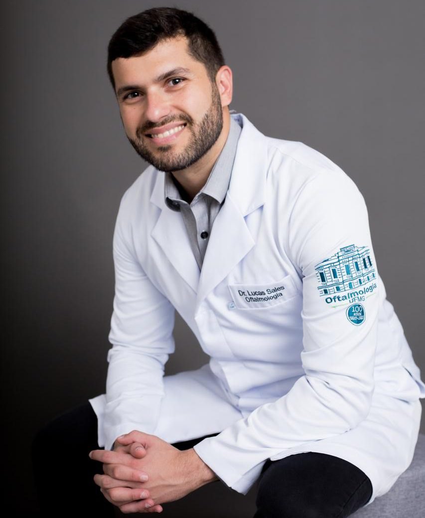 Dr. Lucas Sales de jaleco, sorrindo